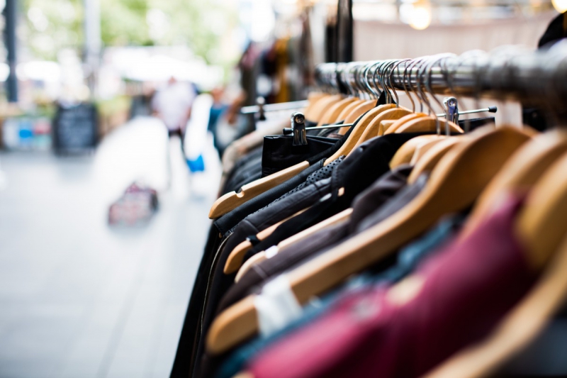 vitrine-CIPIERES-min_blur_close_up_focus_hanger_jacket_market_people_rack-1176303